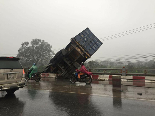 Tai nạn liên hoàn, ô tô treo lơ lửng trên cầu Thanh Trì
