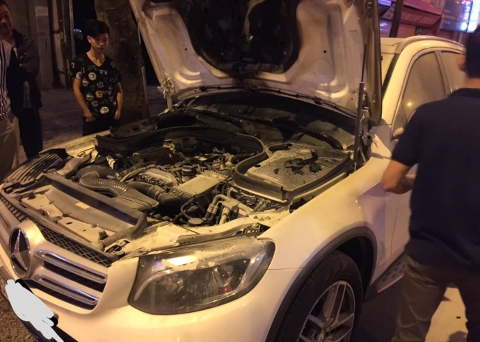 Video: Mercedes-Benz GLC bất ngờ bốc cháy động cơ tại Hà Nội