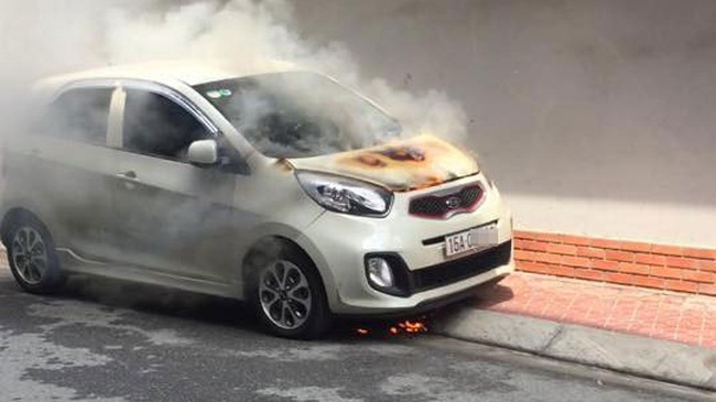 Hải Phòng: Kia Morning đang đỗ bất ngờ bốc cháy