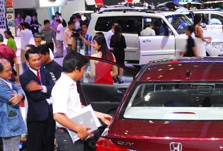 Người dân mất thêm cả trăm triệu khi mua ô tô