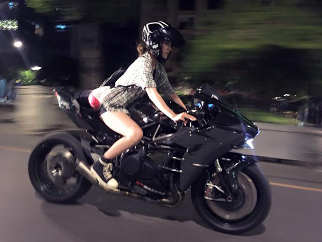 Chân dài lái mô tô Kawasaki hơn 1 tỷ đồng trên phố đi bộ