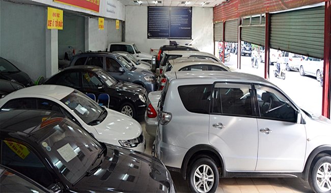 Chủ showroom ô tô lỗ nặng: Đóng cửa, bán nước ngọt, quần áo