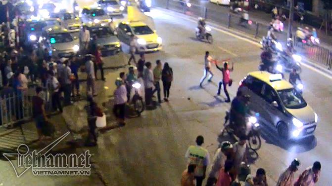 Hà Nội: GrabBike, Taxi chém nhau như phim hành động