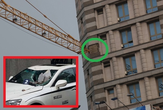 Sài Gòn: Cần cẩu đập vào tòa cao ốc, đá rơi đè nát đầu ô tô