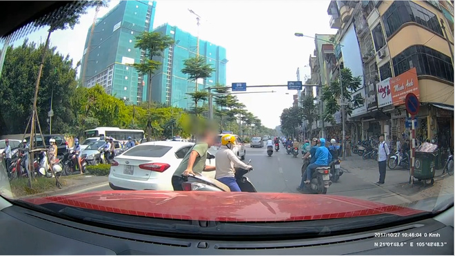 'Ninja' dừng xe giữa đường dùng điện thoại bị anh Tây bê đi 
