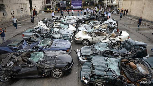 Philippines nghiền nát hàng chục xe sang nhập lậu