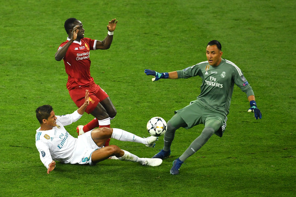 Từ chối MU, Real dùng Varane đổi lấy sao Liverpool