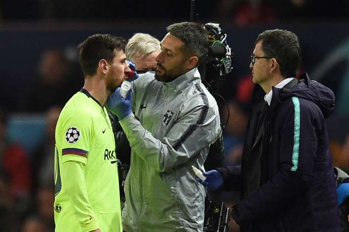 CĐV MU hô vang tên Ronaldo khi Messi bị đổ máu