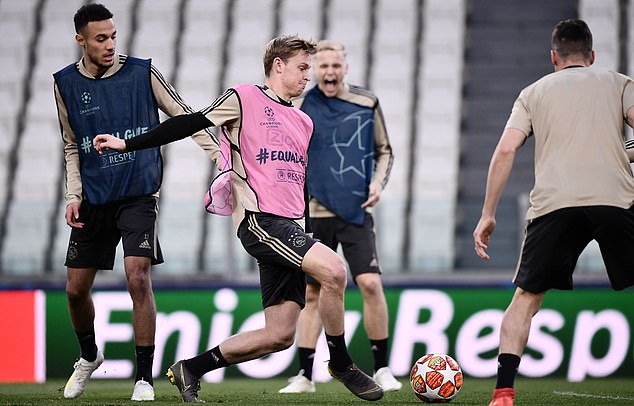 VIDEO: Mãn nhãn với màn đá bóng ma trên sân tập của Ajax