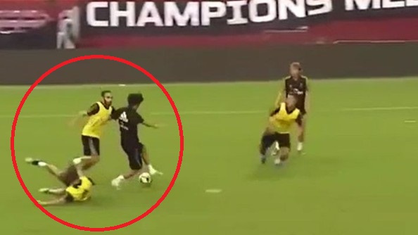 VIDEO: 'Messi Nhật Bản' solo qua 4 cầu thủ, ghi bàn trên sân tập Real Madrid