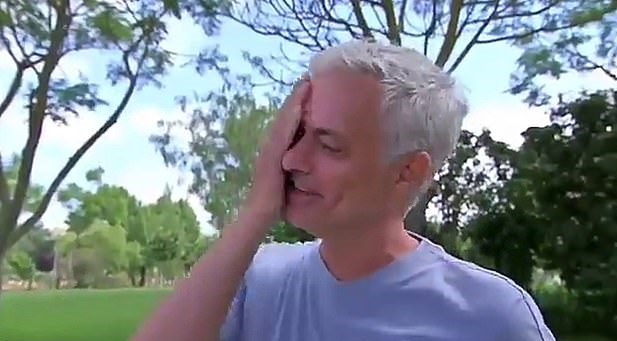 HLV Mourinho rơi lệ thừa nhận rất nhớ bóng đá