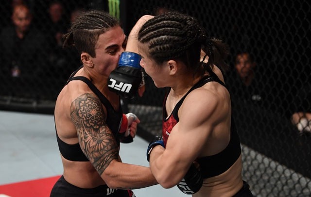 VIDEO: Võ sĩ Trung Quốc hạ knock-out nhà vô địch UFC chỉ sau 42 giây