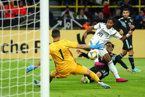 Đức và Argentina hòa nhau kịch tính trong ngày vắng Messi