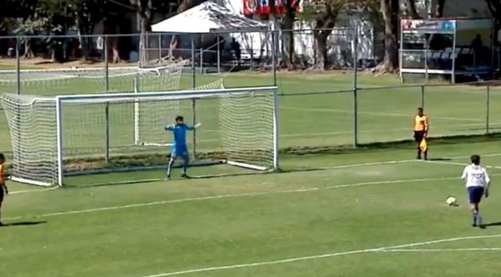 VIDEO: Cú sút penalty 'cực dị' và cái kết ngỡ ngàng đến khó tin