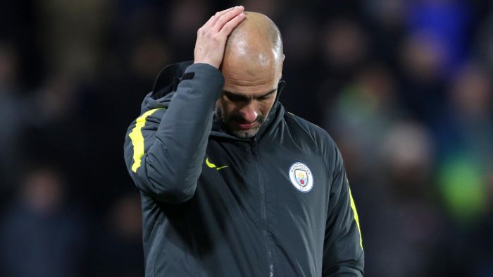HLV Pep Guardiola 'giương cờ trắng' trước Liverpool