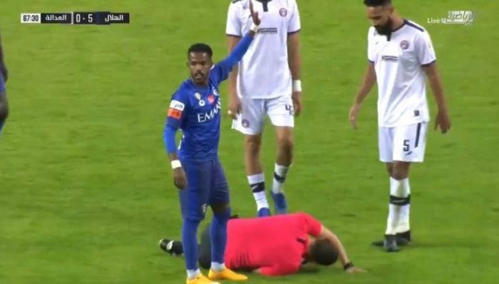 VIDEO: Trọng tài bị 'đánh nguội', nằm gục đau đớn trên sân