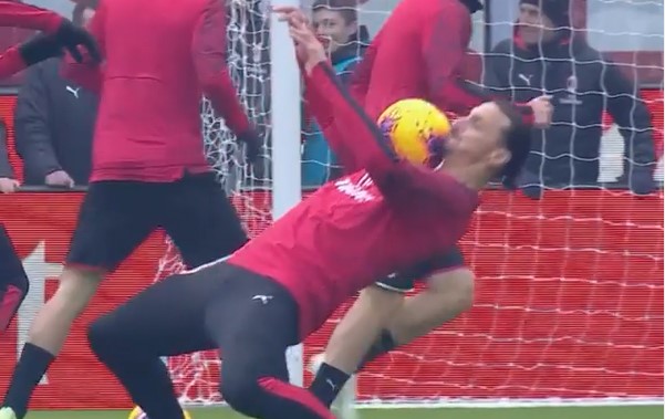 VIDEO: Ibrahimovic phô diễn kỹ thuật trong buổi tập của AC Milan