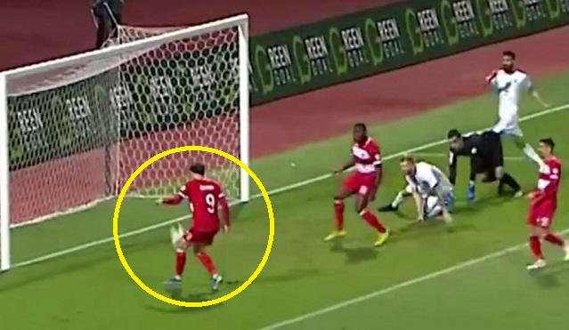 VIDEO: Cầu thủ bỏ lỡ cơ hội ghi bàn khó tin nhất mọi thời đại