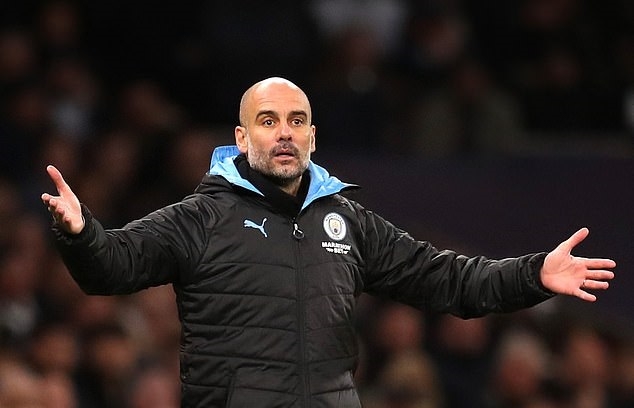 Pep Guardiola nhốt học trò trong phòng thay đồ sau thất bại trước Tottenham