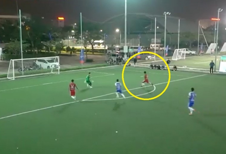 VIDEO: Pha bỏ lỡ cơ hội 'đá ra ngoài khó hơn đá vào trong'