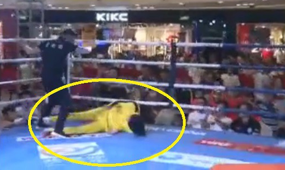 VIDEO: 'Bản sao Lý Tiểu Long' bị hạ knock-out vì mất côn nhị khúc
