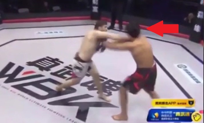 VIDEO: Võ sĩ bị hạ knock-out trong 3 giây vì chơi quá đẹp