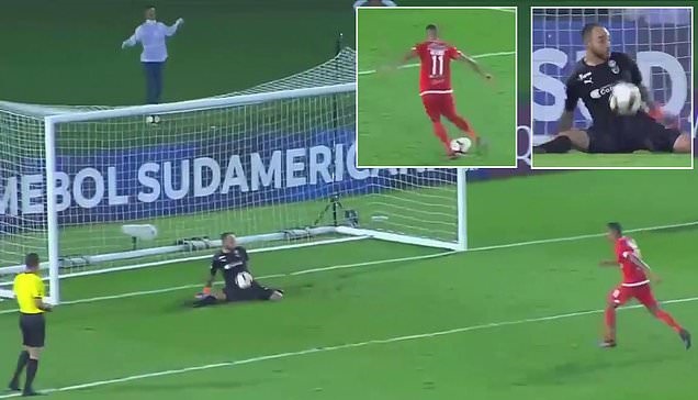 VIDEO: Cầu thủ bị đuổi việc vì cú đá panenka thảm họa