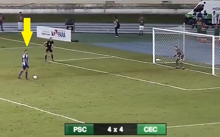 VIDEO: Cầu thủ đi bộ sút penalty và cái kết