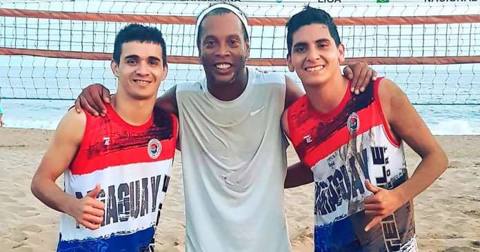 VIDEO: Ronaldinho trổ tài chơi bóng chuyền bằng... chân