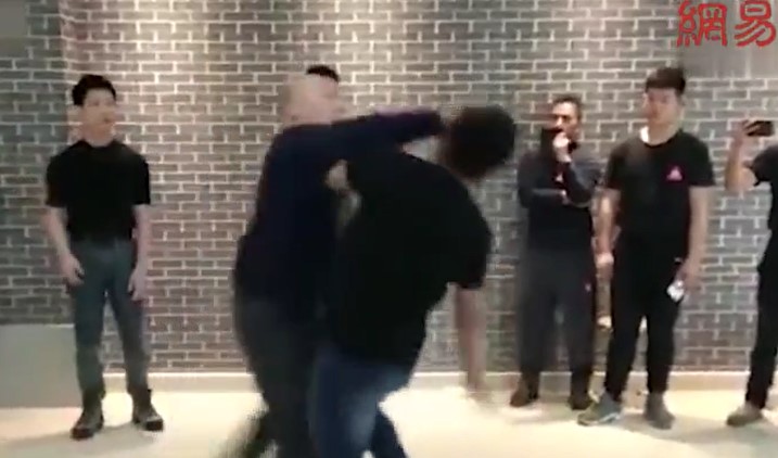 VIDEO: Hai môn đồ Vịnh Xuân Quyền đánh nhau túi bụi như tấu hài