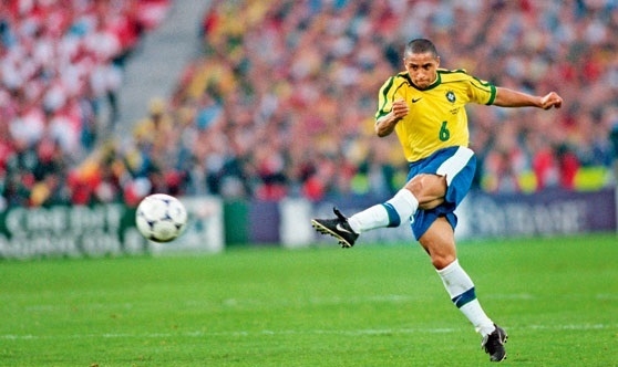 VIDEO: Roberto Carlos tái hiện cú sút phạt phá vỡ 'mọi quy tắc vật lý'
