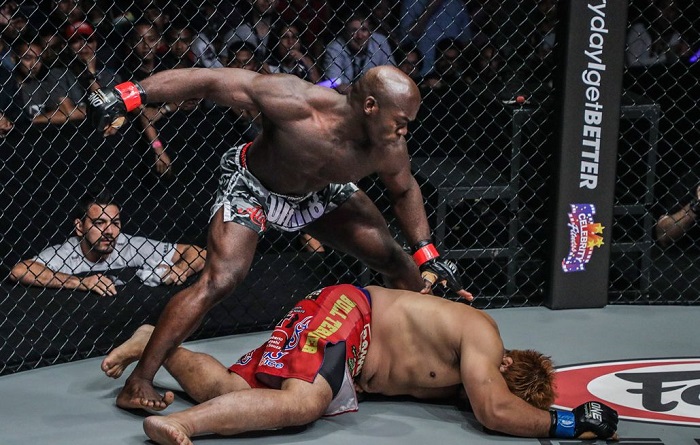 VIDEO: Võ sĩ nặng 120kg bị hạ knock-out chỉ sau 10 giây