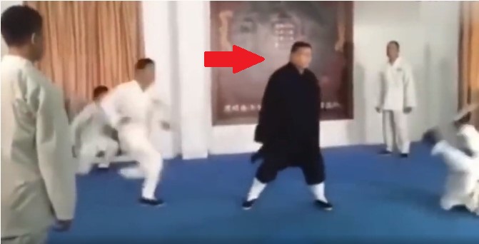 VIDEO: Cao thủ Trung Quốc một mình hạ gục 5 đối thủ bằng 'nội công' thâm hậu