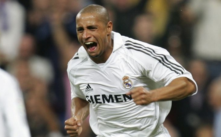 VIDEO: Roberto Carlos đá phạt 'nã đại bác' tung lưới Barca