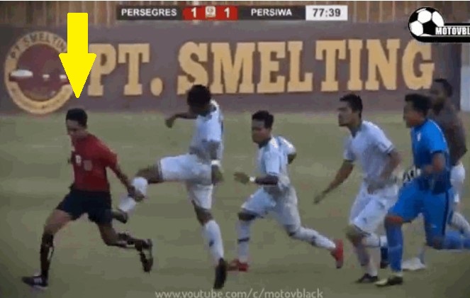 VIDEO: Trọng tài bị đuổi đánh 'hội đồng' ngay trên sân như phim hành động