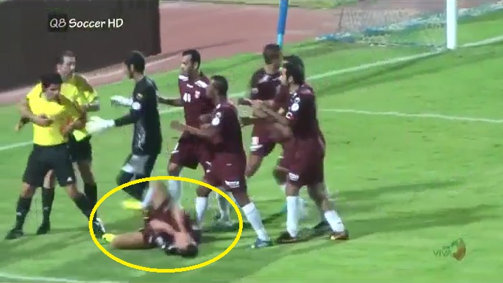 VIDEO: Trọng tài 'cứng' nhất năm, đánh gục cầu thủ ngay trên sân