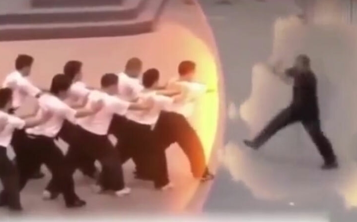 VIDEO: Sư phụ Thái Cực Quyền 'truyền điện' hất tung cả chục đệ tử