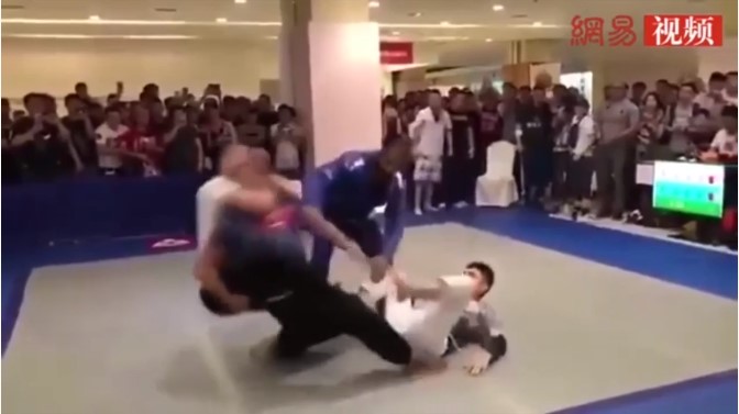 VIDEO: Cao thủ Thái Cực Quyền giở trò chơi bẩn và cái kết đắng lòng