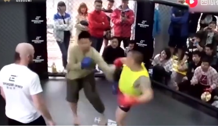 Hổ báo thách đấu, môn đồ Thái Cực Quyền bị võ sĩ Kickboxing đánh 'sấp mặt'