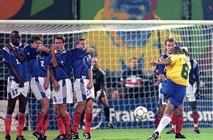 VIDEO: Roberto Carlos sút phạt kinh điển phá vỡ mọi 'định luật vật lý'