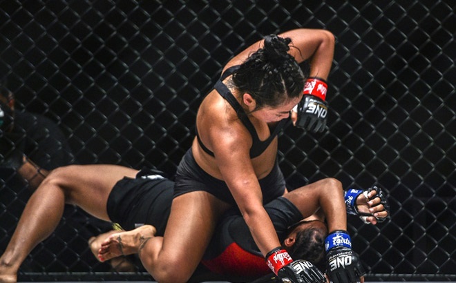 Nữ võ sĩ gốc Việt tung 'mưa' đòn hạ knock-out đối thủ Indonesia