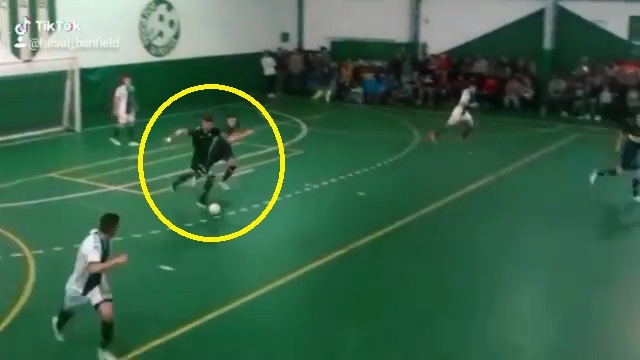VIDEO: Thủ môn 'nổi loạn' đi bóng từ sân nhà và cái kết mãn nhãn
