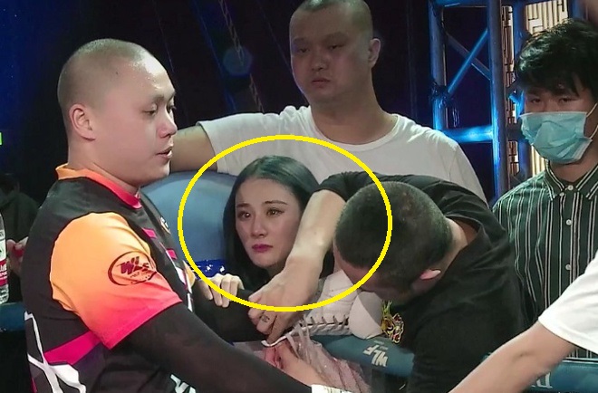 Vợ khóc nức nở khi chứng kiến chồng no đòn trước 'Đệ nhất Thiếu Lâm'