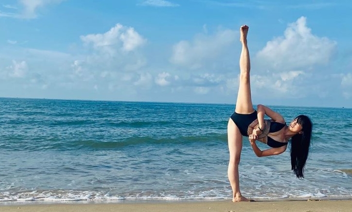 VIDEO: 'Hoa khôi làng võ' Việt Nam mặc bikini, tung cú đá cực đỉnh trên bãi biển