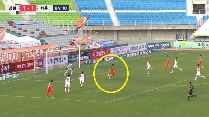 VIDEO: Siêu phẩm đánh gót điệu nghệ tại giải Hàn Quốc