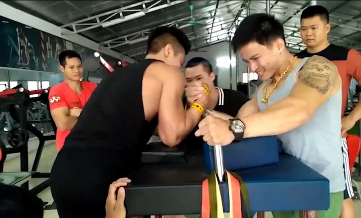 Hot boy Việt Nam thách đấu nhà vô địch thế giới và cái kết bất ngờ