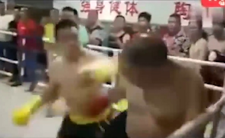 Cao thủ Thiếu Lâm 'nội công thâm hậu' lĩnh 'mưa' đòn của võ sĩ Muay Thái