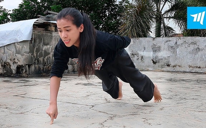 VIDEO: Nữ võ sĩ xinh đẹp hít đất chỉ bằng 1 ngón tay gây sốt