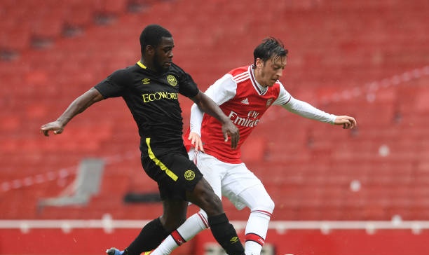Arsenal thua ngược đội hạng Nhất trước thềm đại chiến với Man City