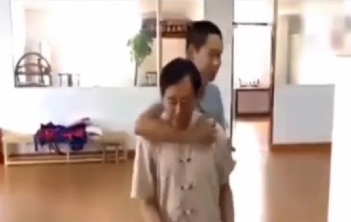 Vừa hát vừa hóa giải đòn hiểm, cao thủ Thái Cực Quyền bị chê 'tấu hài'